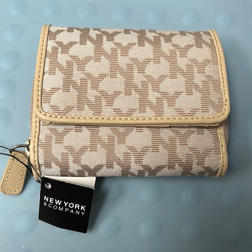 NEW NY & Company Signature Fabric Tan Trifold WALLET  2 zipper compartments NWT